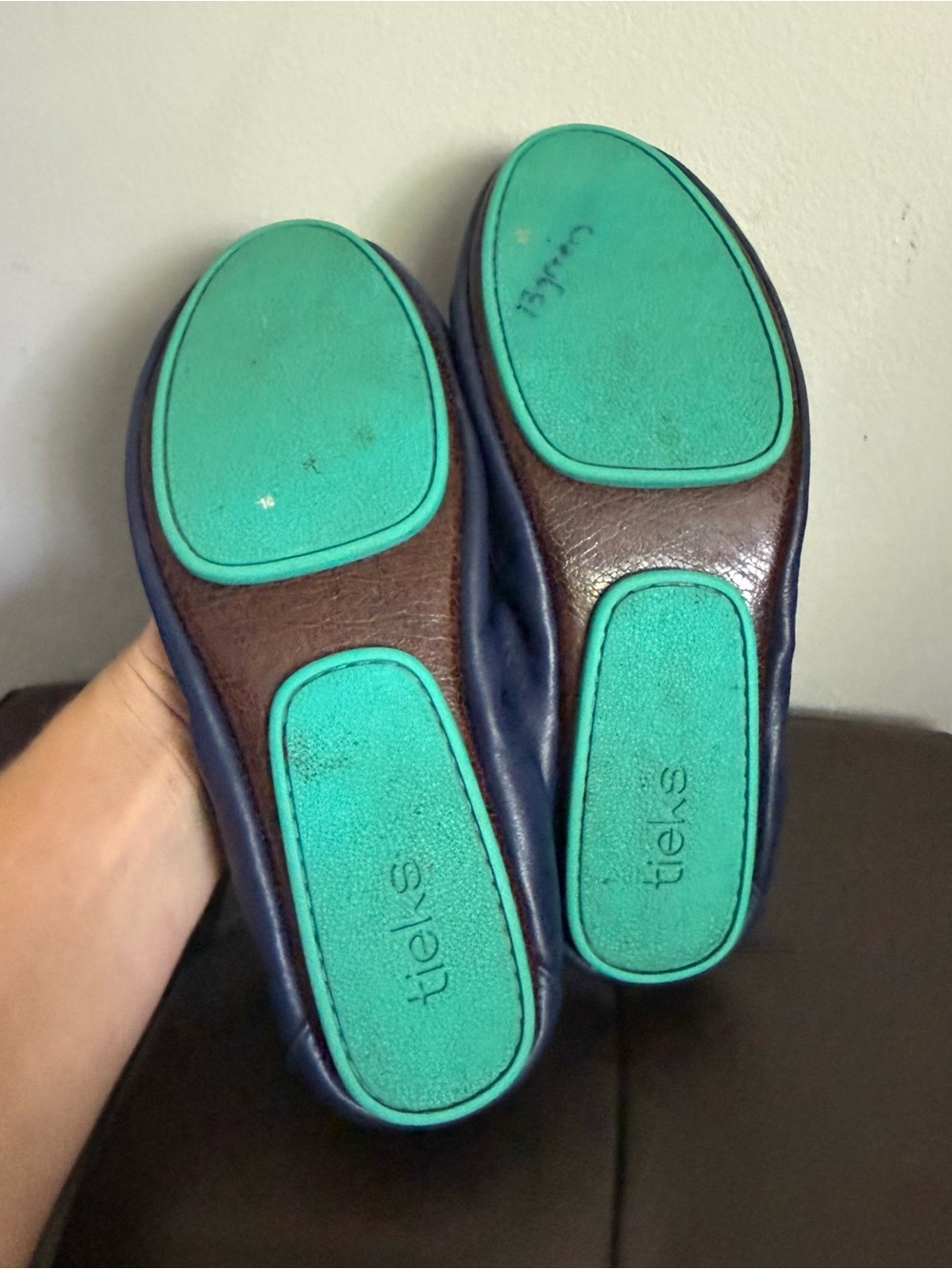 Tieks Women’s 7 Flats Navy Blue Ballet Flats with Teal Sole - Picture 7 of 8